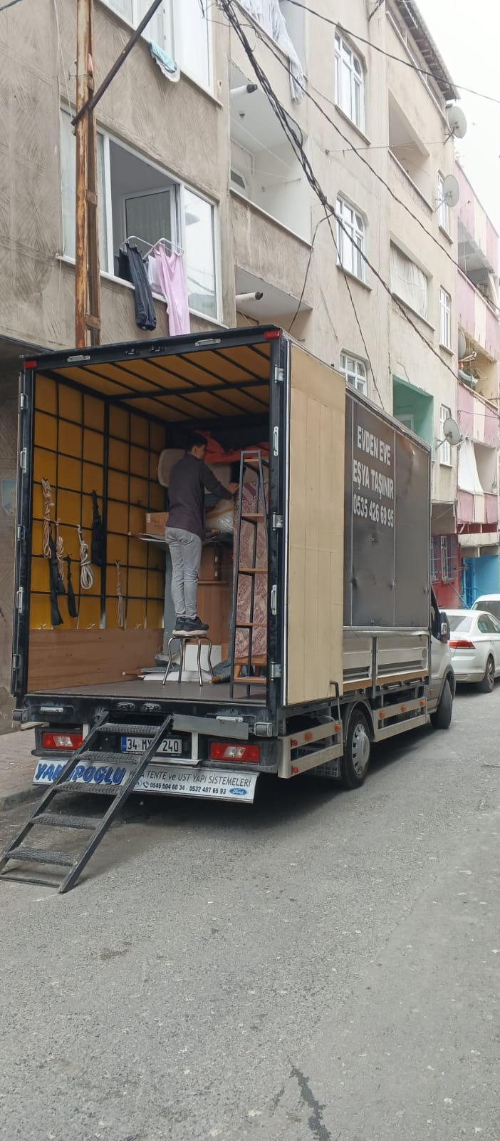 Apartman önünde eşya yükleme