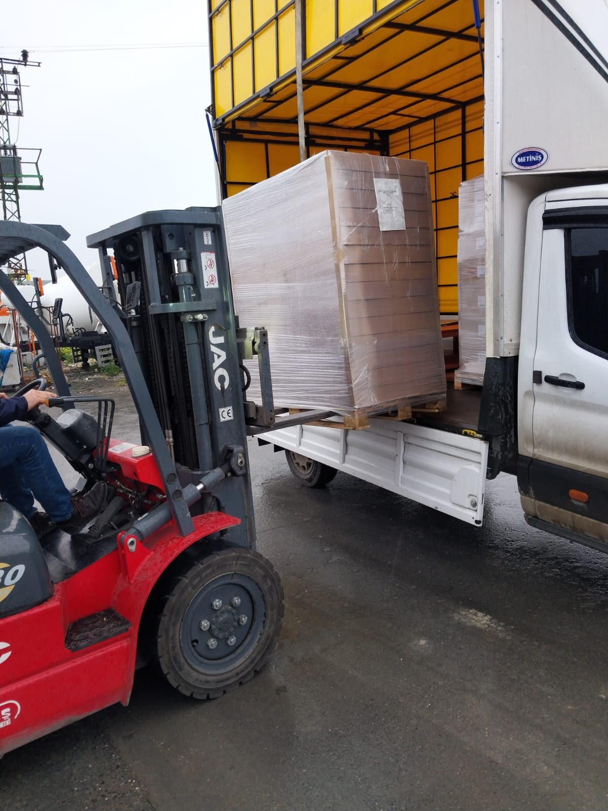 Forklift ile ambalajlı mobilya yükleme